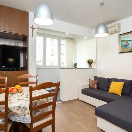 Anica Apartment *